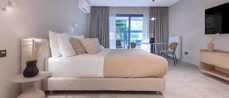 Luxury Studio, City View | Iron/ironing board, free WiFi