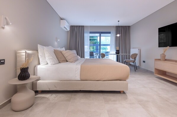 Luxury Studio, City View | Iron/ironing board, free WiFi