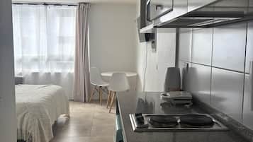 Hermoso Estudio en Santiago | Private kitchen | Full-size fridge, microwave, coffee/tea maker, electric kettle