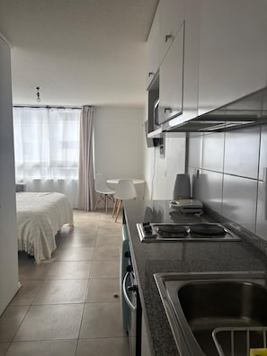 Hermoso Estudio en Santiago | Private kitchen | Full-size fridge, microwave, coffee/tea maker, electric kettle - Apartamentos Amélie (Santiago)