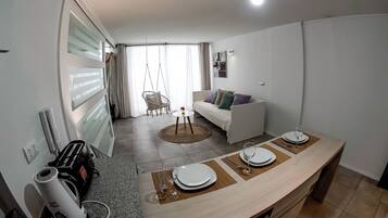 Urban Nest Apartment | Area keluarga | Smart TV 32-inci dengan saluran TV digital dan layanan streaming