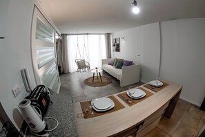 Urban Nest Apartment | Oppholdsområde | En 32-tommers smart-TV med digitale kanaler samt strømmetjenester