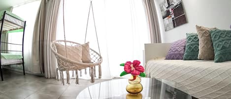 Urban Nest Apartment | Oppholdsområde | En 32-tommers smart-TV med digitale kanaler samt strømmetjenester