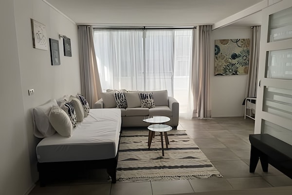 Amélie Family Apartment | Opholdsområde | 32-tommers smart-tv med digitale kanaler, streamingtjenester