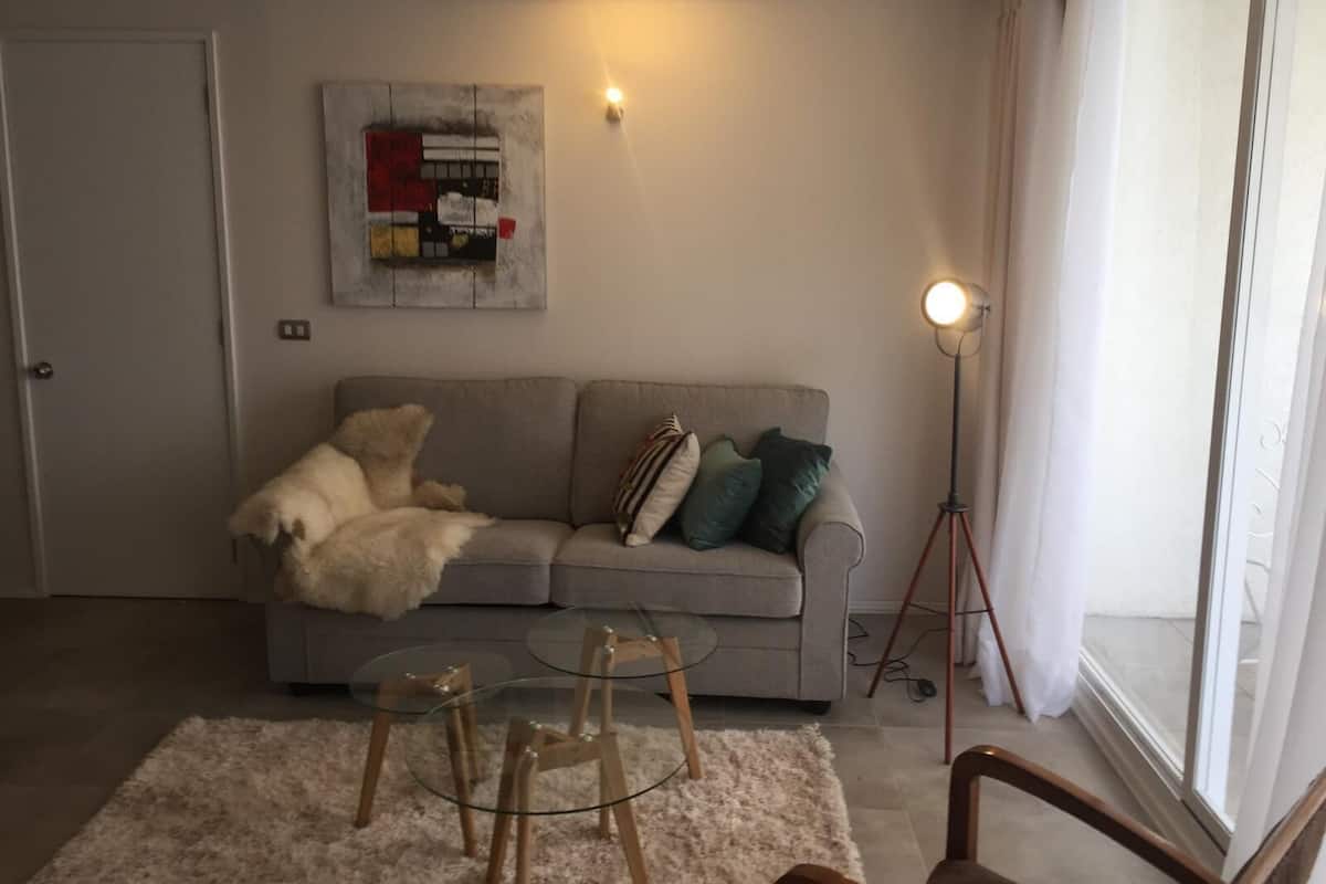 Urban Apartment in Santiago | Living area | 32-inch Smart TV with digital channels, streaming services