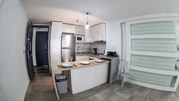 Urban Nest Apartment | Cozinha privada | Micro-ondas, fogão, cafeteira/chaleira, chaleira elétrica