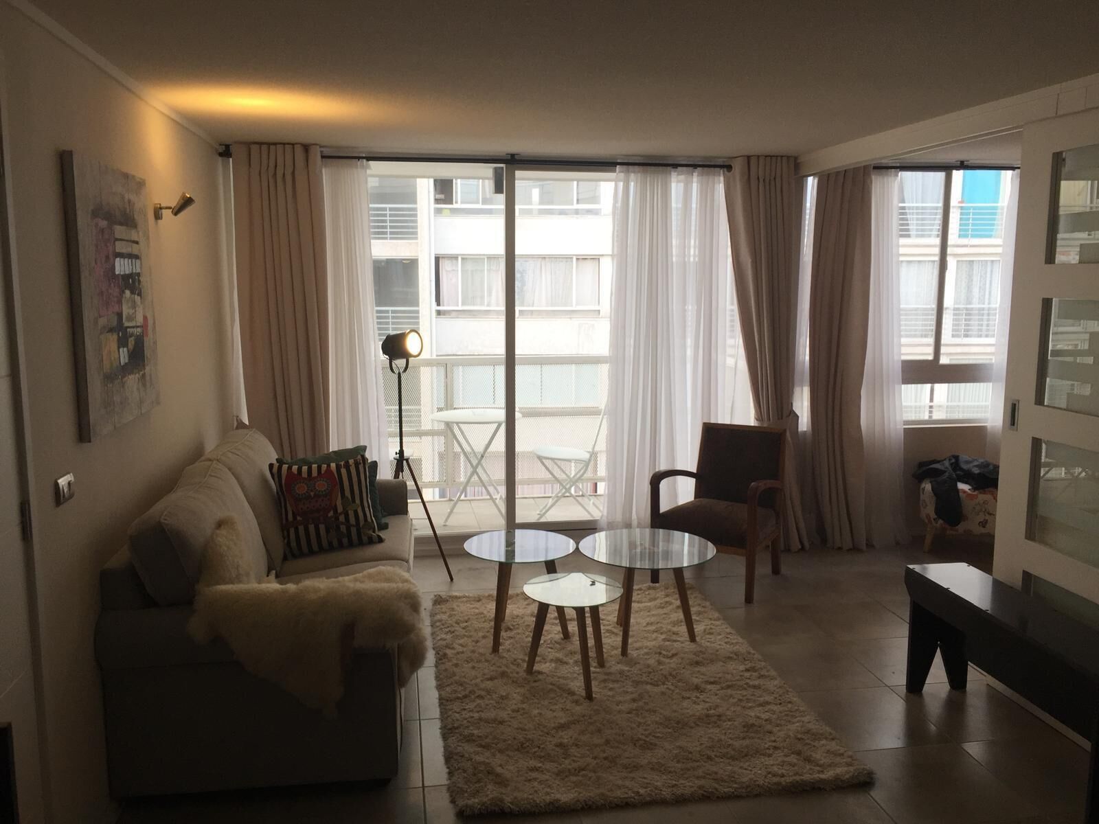 Urban Apartment in Santiago | Living area | 32-inch Smart TV with digital channels, streaming services