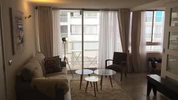 Apartamento Urbano en Santiago | Área de sala de estar | Smart TV de 32 pulgadas con canales digitales y servicios de streaming