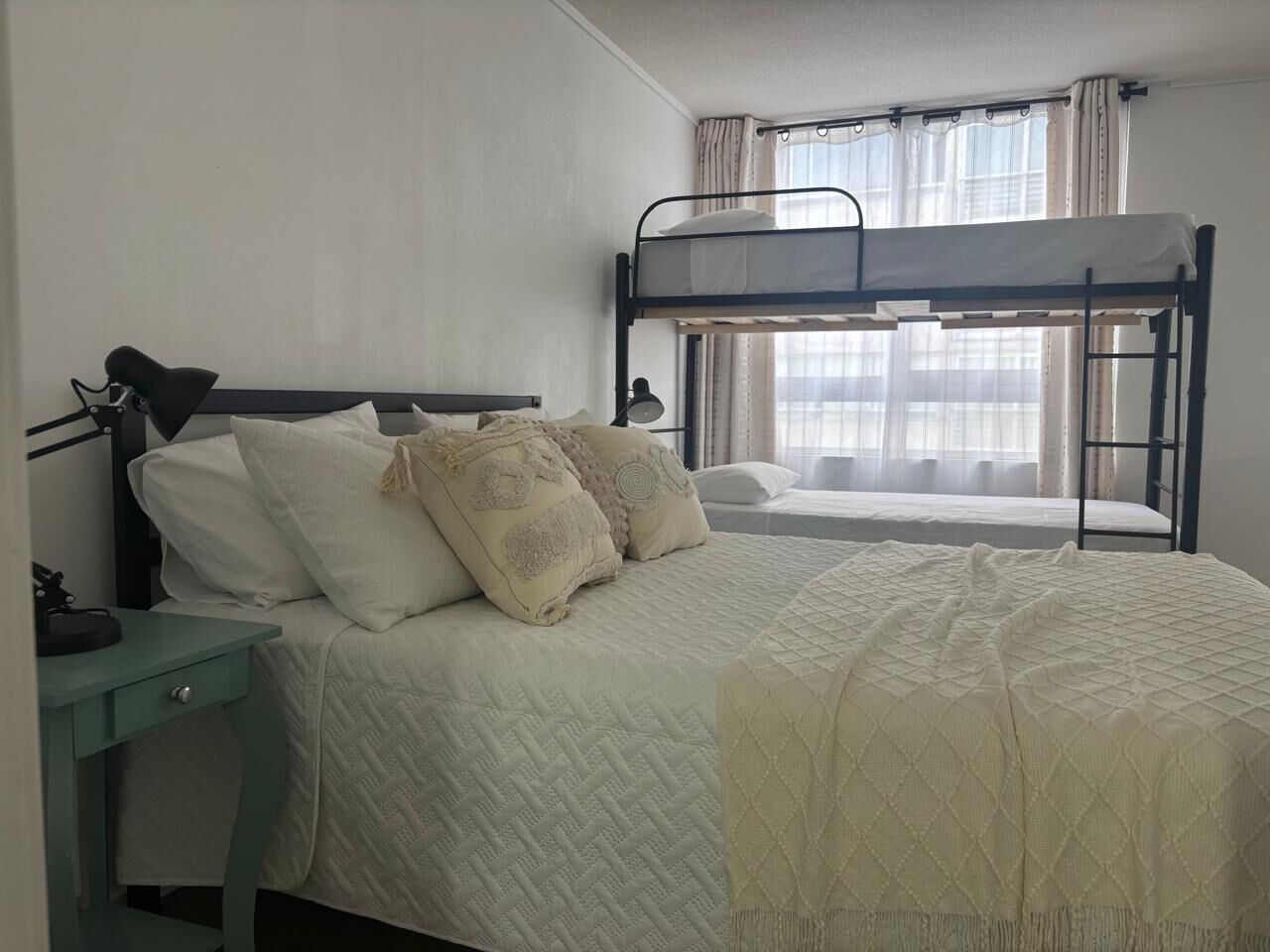 Chic San Isidro Apartment | 1 室のベッドルーム、低刺激性寝具、羽毛の掛け布団、客室ごとに異なる装飾