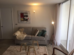 Urban Apartment in Santiago | Coin séjour | TV connectée de 32 pouces avec chaînes numériques, services de streaming