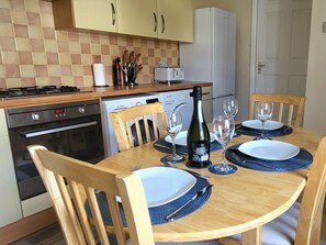 Family Apartment, 2 Bedrooms, Non Smoking, Kitchen | Private kitchen | Electric kettle, toaster, highchair - Ocean Reach (Plymouth)