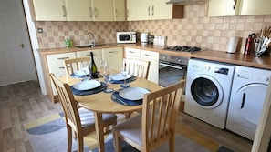 Family Apartment, 2 Bedrooms, Non Smoking, Kitchen | Private kitchen | Electric kettle, toaster, highchair - Ocean Reach (Plymouth)
