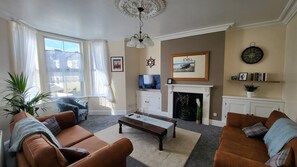 Family Apartment, 2 Bedrooms, Non Smoking, Kitchen | Living area | Flat-screen TV - Ocean Reach (Plymouth)