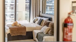 Apartment - Elegant Studio w Balcony View Near Downtown Dubai (Dubai)