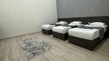 Triple Room | Desk, soundproofing, free WiFi