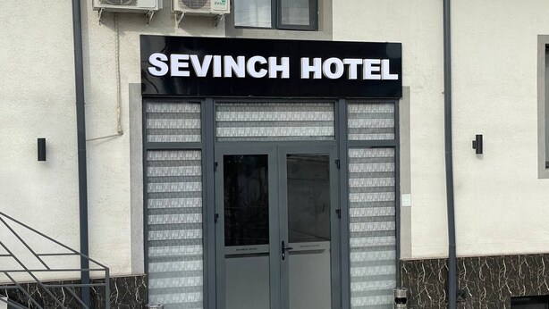 Das Außere des Sevinch Hotel mit einem markanten Eingang, Klimaanlagen und einer Treppe zum Eingang.