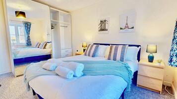 4 bedrooms, iron/ironing board, WiFi, bed sheets