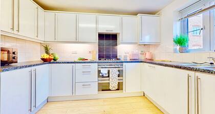 Spacious 4 Bed Semi-Detached Family Home with Parking