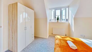 4 bedrooms, iron/ironing board, WiFi, bed sheets