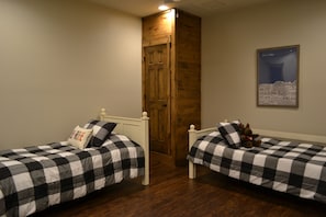 5 bedrooms, iron/ironing board, WiFi, bed sheets