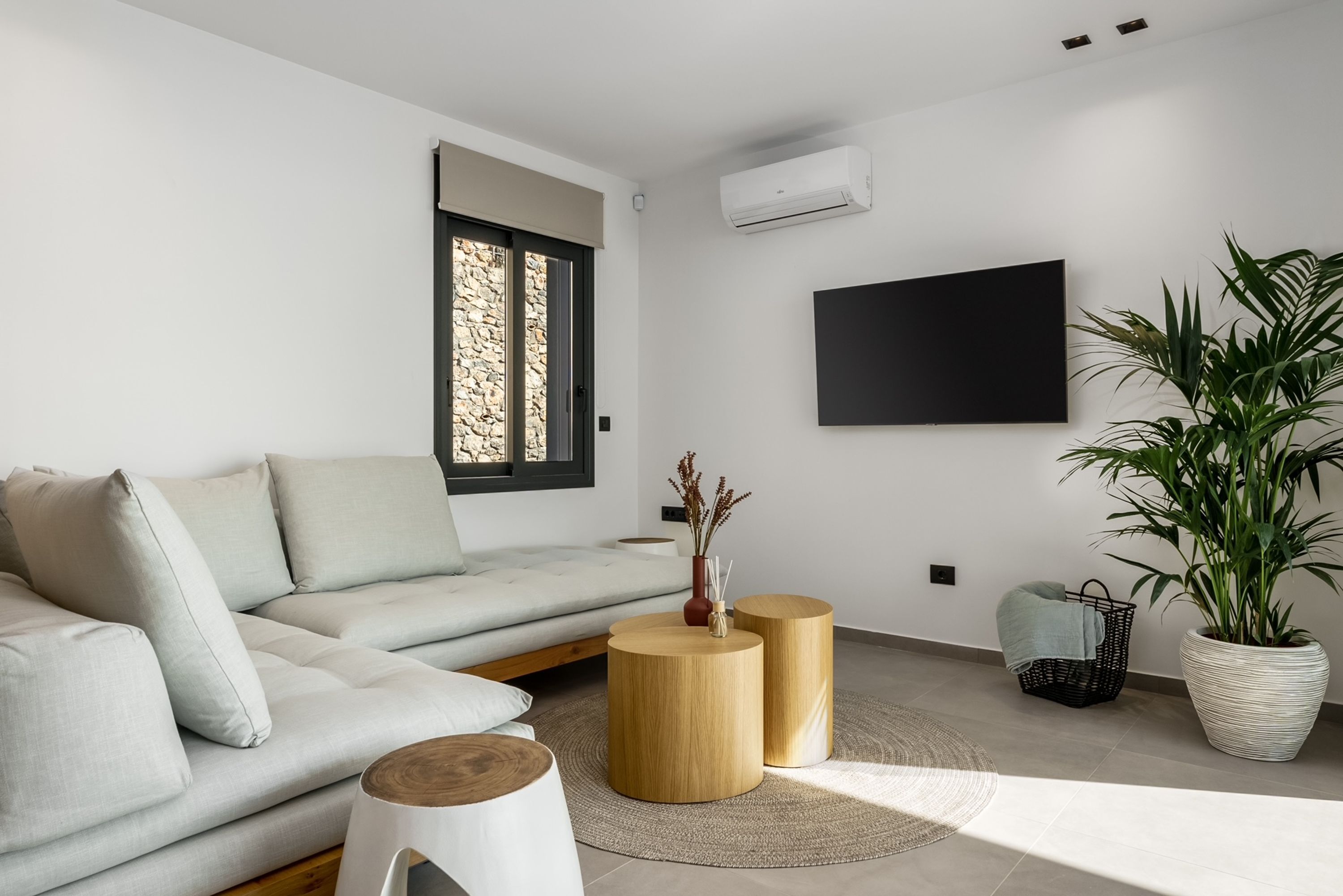 9 bedrooms, desk, soundproofing