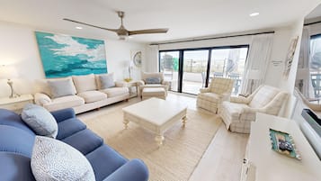 Condo, 2 Bedrooms | Living area