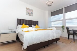 1 slaapkamer, een strijkplank/strijkijzer, wifi, beddengoed