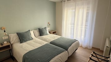 Double Room, 2 Twin Beds, Private Bathroom, City View | Soundproofing, free WiFi, bed sheets