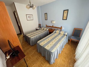 Double Room, 2 Single Beds, Private Bathroom, City View | Free WiFi, bed sheets - Pensión el Horno (León)