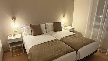 Double Room, 2 Single Beds, Private Bathroom, City View | Soundproofing, free WiFi, bed sheets