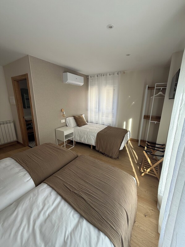 Triple Room, 3 Twin Beds, Private Bathroom | Free WiFi, bed sheets