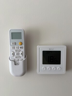 Double Room, 2 Twin Beds, Private Bathroom, City View | Free WiFi, bed sheets