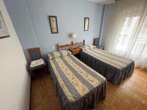 Double Room, 2 Single Beds, Private Bathroom, City View | Free WiFi, bed sheets - Pensión el Horno (León)