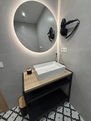 Double Room, 2 Single Beds, Private Bathroom, City View | Bathroom
