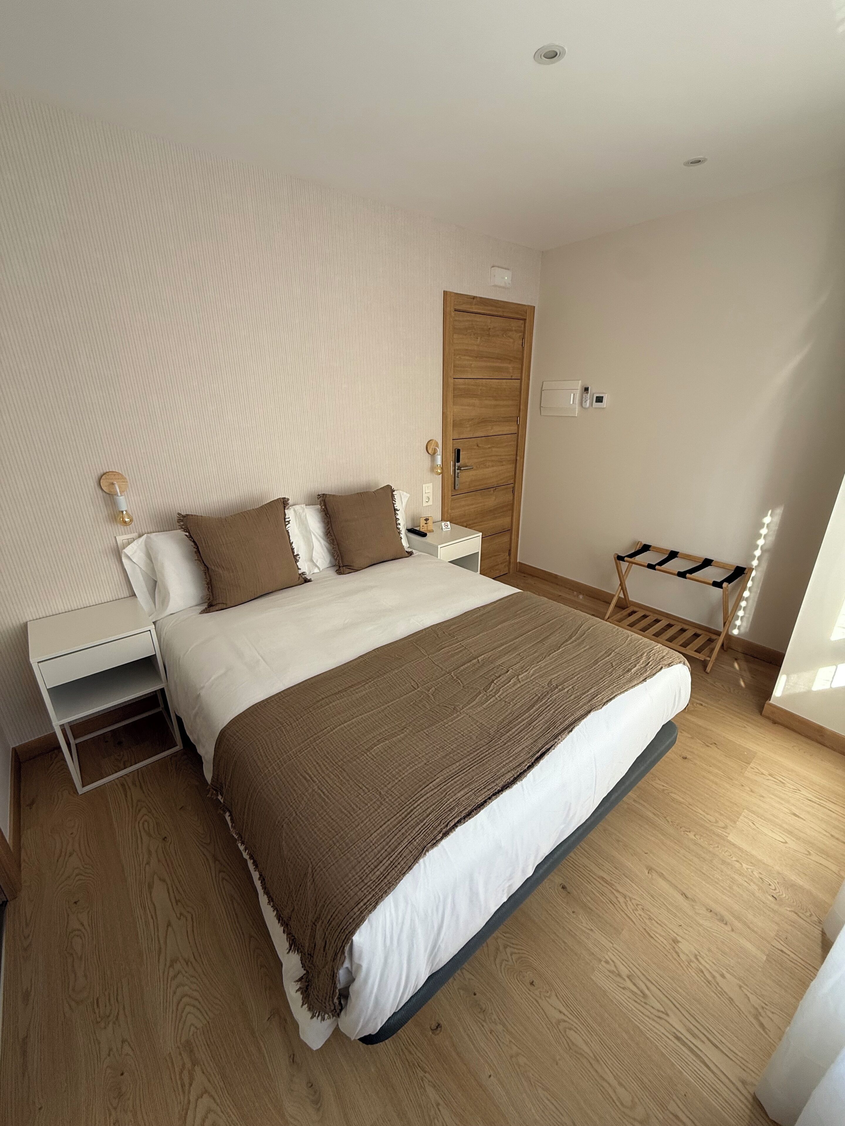 Tweepersoonskamer, 1 tweepersoonsbed, privébadkamer, uitzicht op stad | Gratis wifi, beddengoed