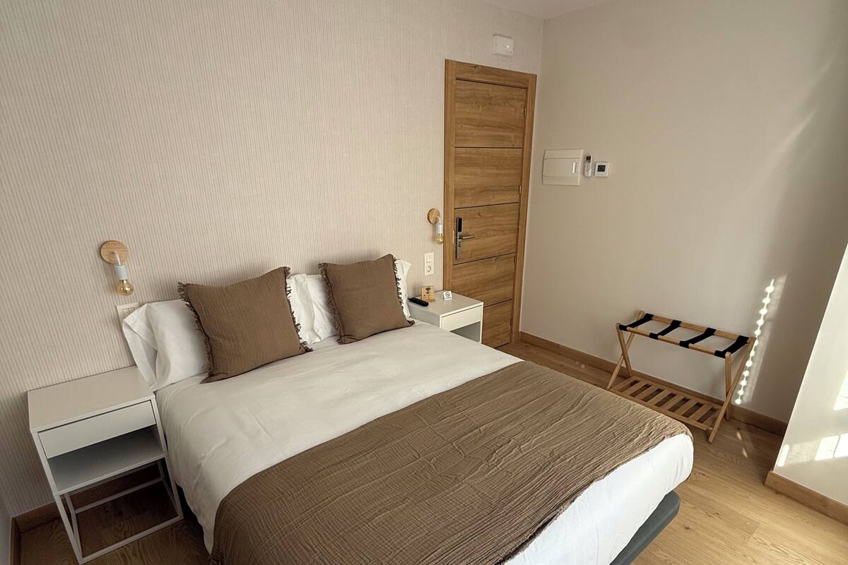 Habitación doble, 1 cama matrimonial, baño privado, vista a la ciudad | Wifi gratis y ropa de cama