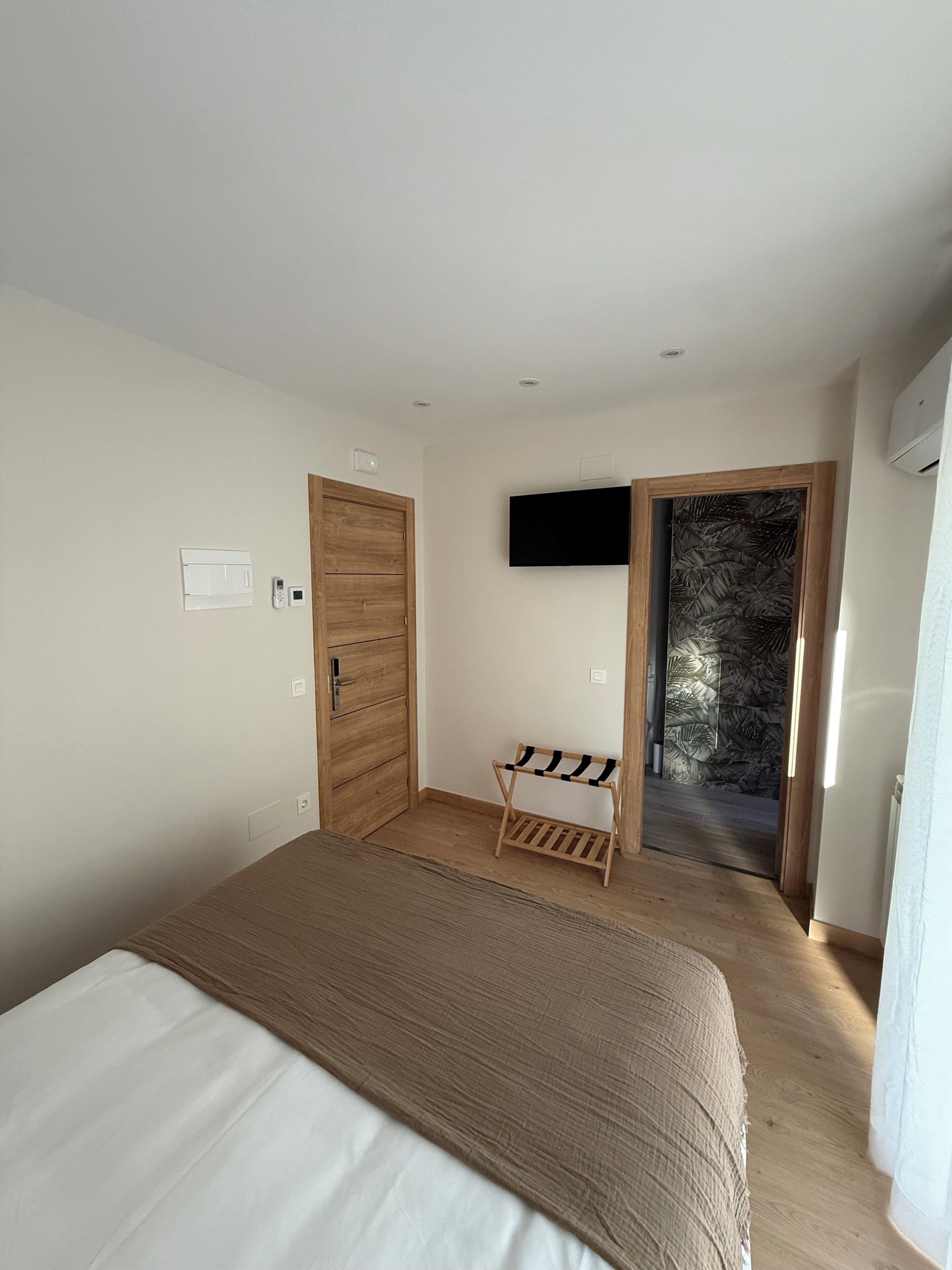 Chambre Double, 1 lit double, salle de bains privée, vue ville | Wi-Fi gratuit, draps fournis