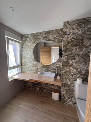 Tweepersoonskamer, 2 eenpersoonsbedden, privébadkamer, uitzicht op de stad | Badkamer | Een douche, een regendouche, een haardroger, handdoeken