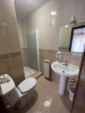 Dreibettzimmer, Mehrere Betten, mit Bad, Stadtblick | Badezimmer