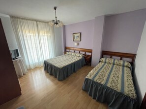 Dreibettzimmer, Mehrere Betten, mit Bad, Stadtblick