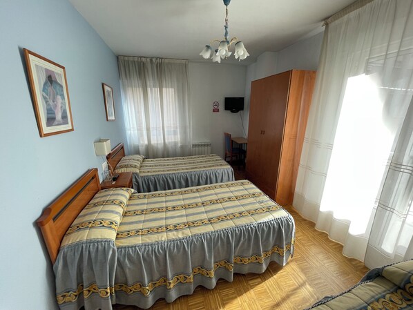 Triple Room, 3 Single Beds, Private Bathroom | Free WiFi, bed sheets - Pensión el Horno (León)