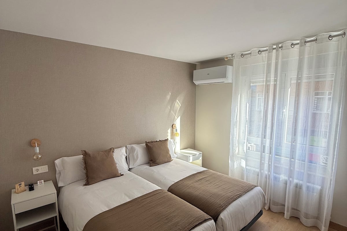 Habitación doble, 2 camas individuales, baño privado, vista a la ciudad | Wifi gratis y ropa de cama