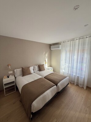 Double Room, 2 Twin Beds, Private Bathroom, City View | Free WiFi, bed sheets