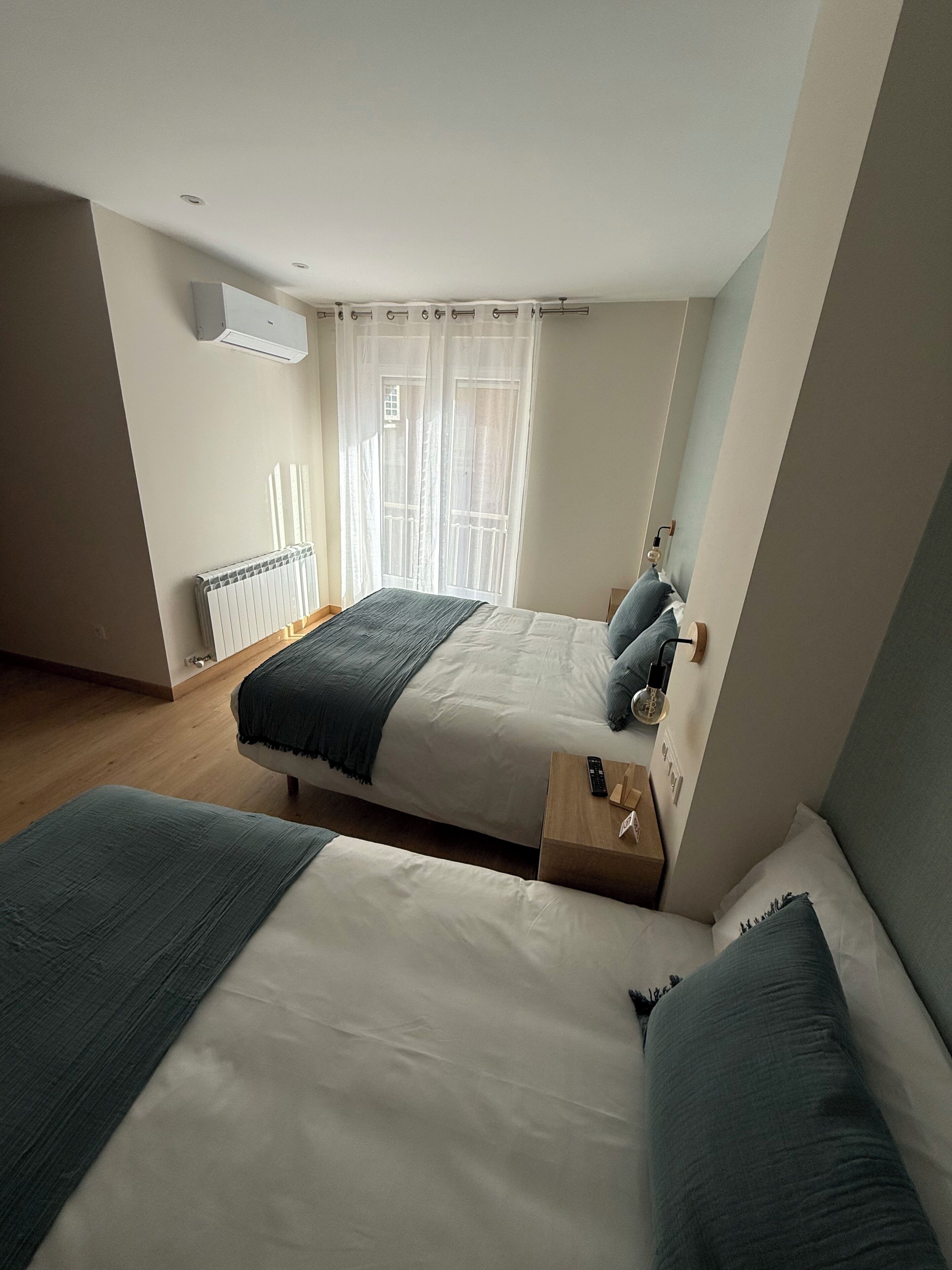 غرفة ثلاثية - عدة أسرّة - بحمام داخل الغرفة - منظر للمدينة | واي فاي مجانًا وملاءات أسرّة