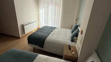Triple Room, Multiple Beds, Ensuite, City View | Free WiFi, bed sheets