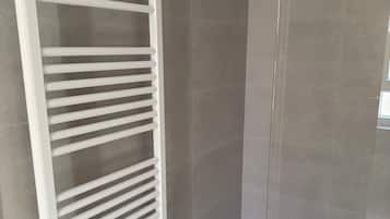 Habitació doble, 1 llit doble, bany privat, vistes a la ciutat | Bany | Dutxa, capçal de dutxa tipus cascada, assecador de cabells i tovalloles
