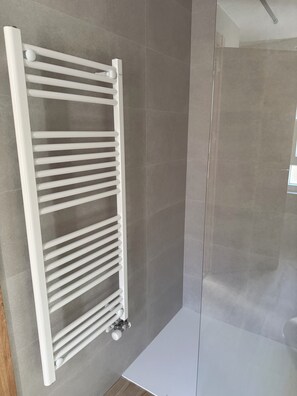 Tweepersoonskamer, 1 tweepersoonsbed, privébadkamer, uitzicht op de stad | Badkamer | Een douche, een regendouche, een haardroger, handdoeken