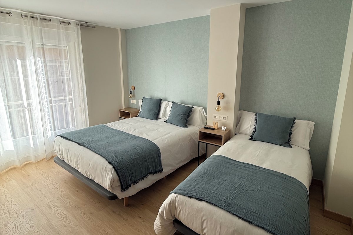 Habitación triple, varias camas, baño en la habitación, vista a la ciudad | Wifi gratis y ropa de cama