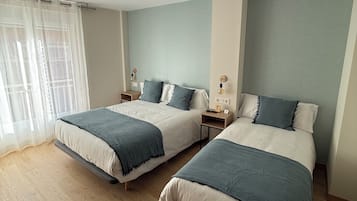 Habitación triple, varias camas, baño privado, vistas a la ciudad | Wifi gratis y ropa de cama
