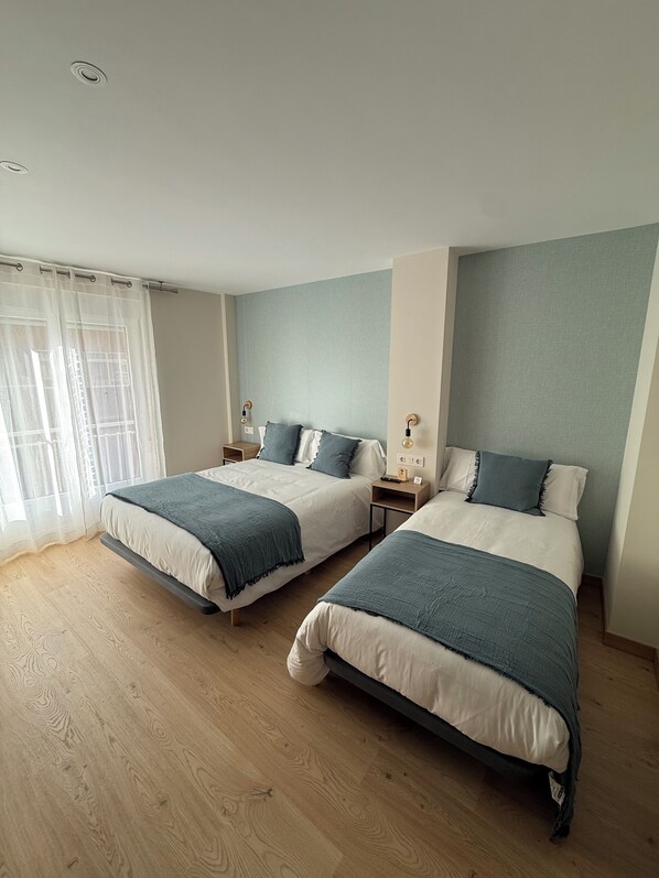Chambre triple, Plusieurs lits, salle de bain attenante, vue sur la ville | Accès au Wi-Fi (inclus), literie fournie